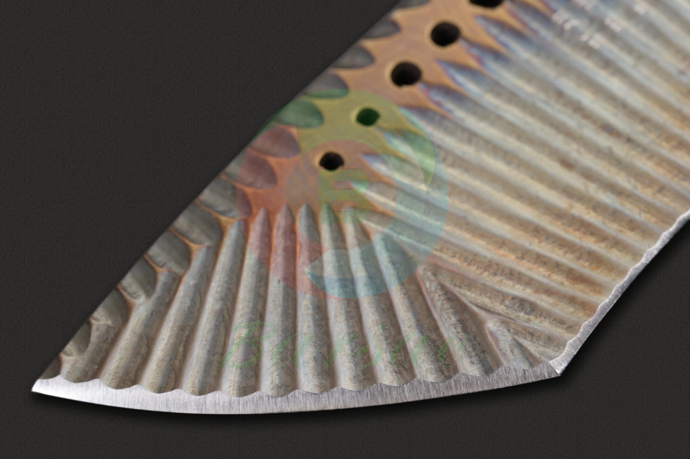 这款DDR战术大马士革钢刀身采用平磨技术打磨出锋利的切割刃,刀身表面进行波纹式层叠锻造并对表面进行特殊处理以提高表面性能同时形成多彩的色泽体验