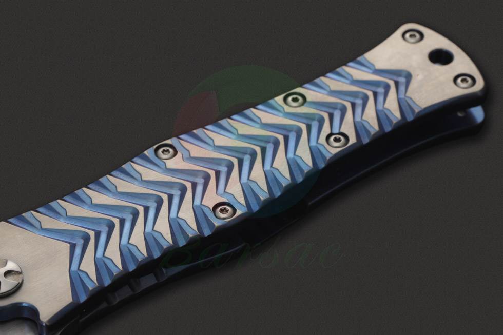 达雷尔·拉尔夫MADD MAXX4 Omega欧米茄刀身表面使用缎面打磨工艺对表面突出部分进行打磨，突出部分的钢本色和凹陷部分的蓝色形成对比