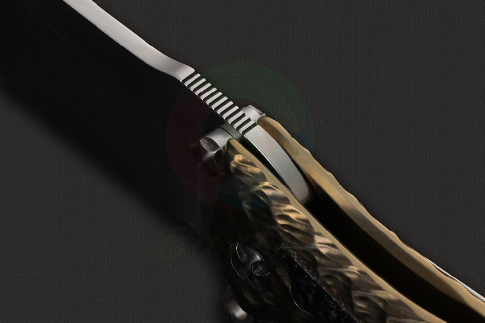 Darrel Ralph达雷尔·拉尔夫GH-3D刀身使用光亮的缎面拉丝手法处理，流畅的刀背曲线无论是从视觉感受或是操作舒适性来说都非常棒