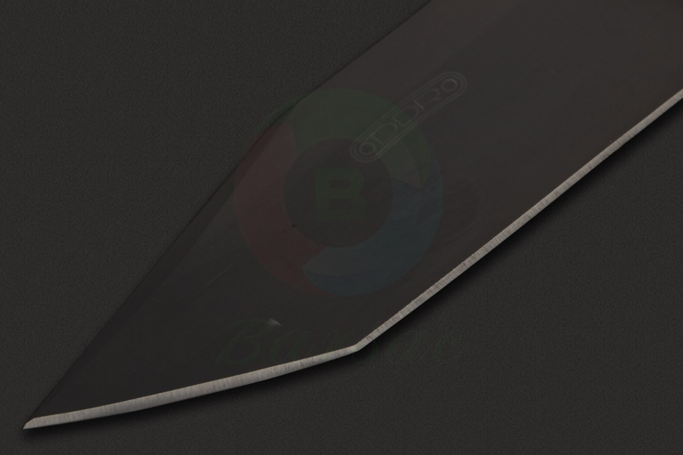这款DDR定制款折刀S90V材质刀身采用平磨技术打磨出锋利的切割刃线，宽大的刀身和锋利的刃部让刀具切削力十足，而锋利的几何刀头和背部假刃则让刀身穿刺力更加出色