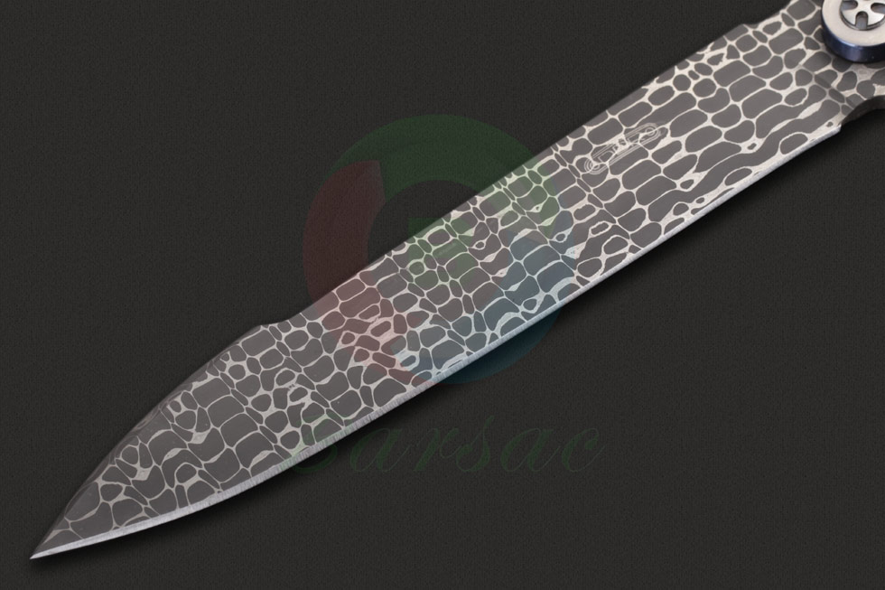 这款DDR定制款折刀使用大马士革钢锻造，刀身刀身表面经处理并印刻
