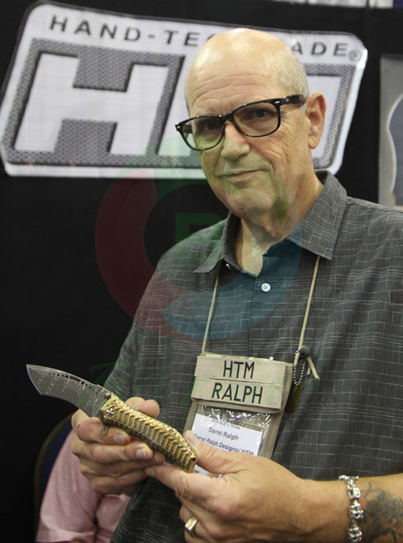 世界手工名刀美国著名刀匠DDR Darrel Ralph达雷尔·拉尔夫在展会向巴萨克户外名刀展示作品