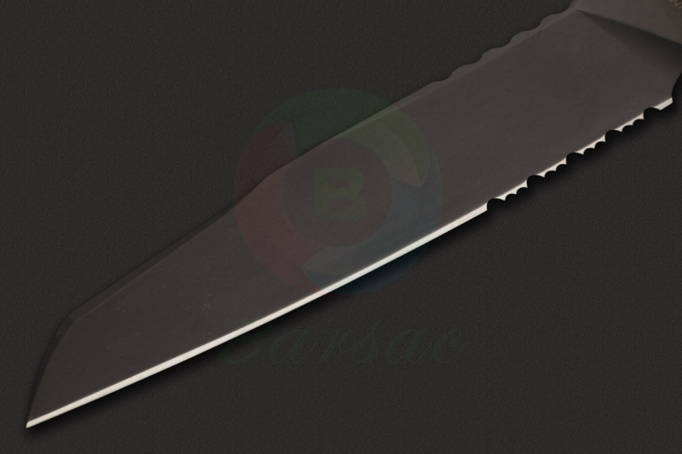 这款标准版黑色战术直刀以N690不锈钢为材质，拥有最稳定穿刺破防功能