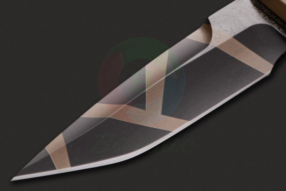 这款极端武力战术直刀刀身由N690钴不锈钢所制成，这种钢材的切割力与机能特性都非常杰出，以人工方式凹磨处理让刀刃硬度达到58HRC