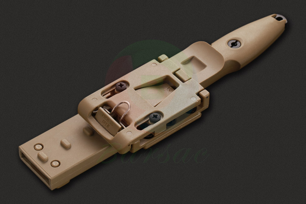 极端武力这款PUGIO经特殊设计的手柄让刀具在近身搏斗时可以更好的伸展，这是一把绝佳的防御和攻击的贴身武器，刀身轻巧、方便携带，坚固的硬刀鞘拥有自动固定系统并配有腰带锁定