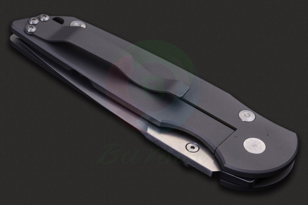 铝合金刀柄使用灰色阳极氧化处理，并在刀柄前端加工出防滑拇指槽口便于用户操作