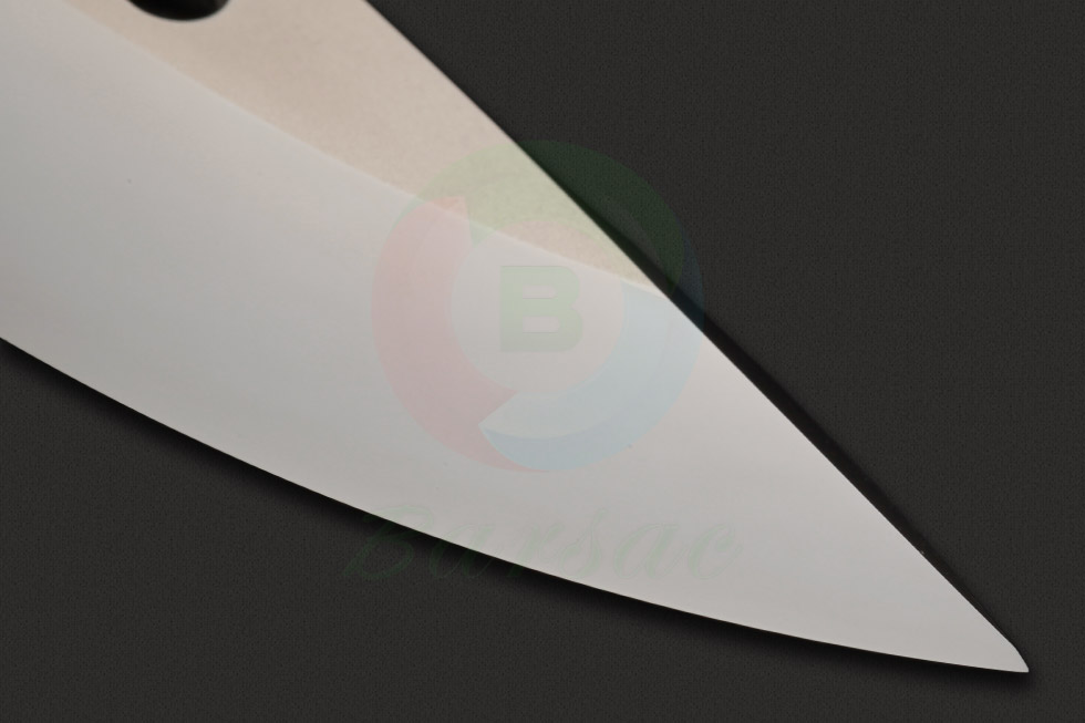 蛤刃刀身表层使用DLC涂层处理，这种涂层细腻坚硬，对刀身进行无微不至的保护