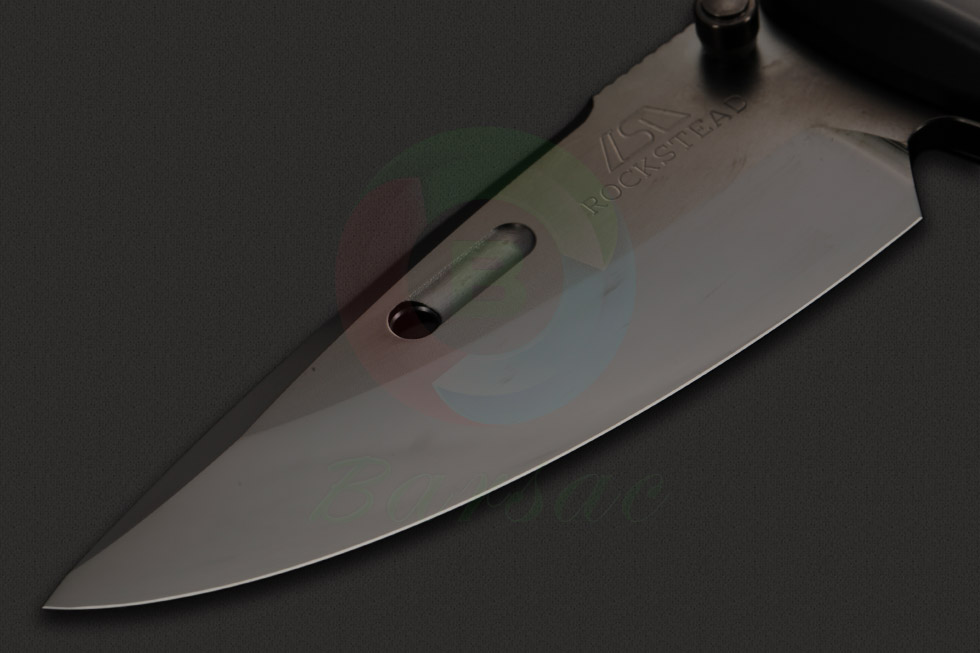 这款花田洋折刀采用硬度为65HRC的YXR-7钢锻造，刀身延续了花田洋刀具一贯的刀型和处理方式，并在刀腹和刃部进行镜面抛光