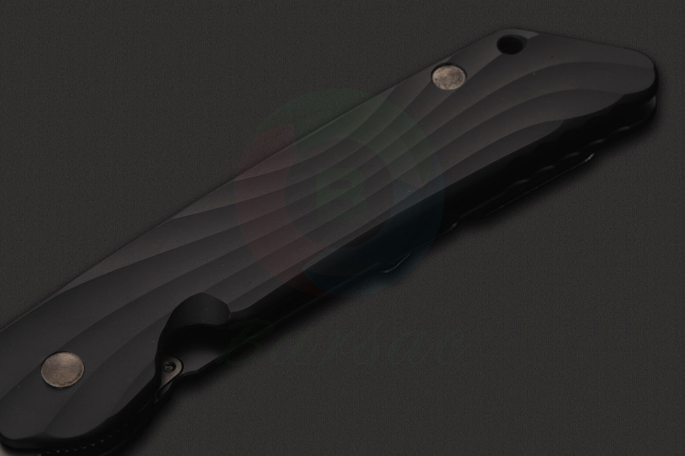 花田洋的这款刀身采用DLC涂层，具有高硬度和高弹性模量，低摩擦因数，耐磨损以及良好的真空摩擦学特性