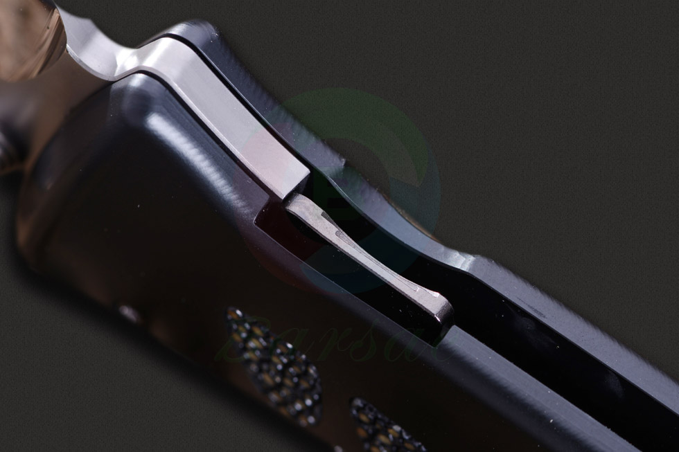 刀柄使用阳极氧化处理的A6063S铝合金材质制作，手柄两侧切割出多块凹槽并嵌入黄貂鱼(Stingray)皮，这种材质独特的表面凸点提供出色的把握感以及防滑功效