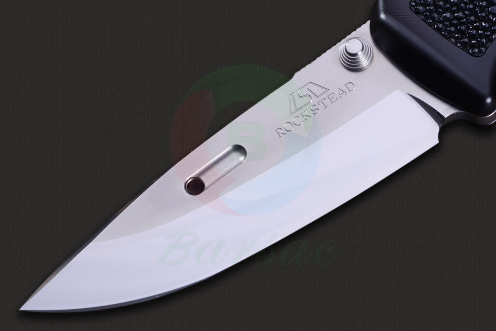 这款花田洋折刀在2014年BladeShow刀展最新推出的3ZDP版，使用硬度达到67HRC的ZDP189钢作为切刃芯铁，两侧使用韧性出色、硬度为61HRC的VG10钢包夹