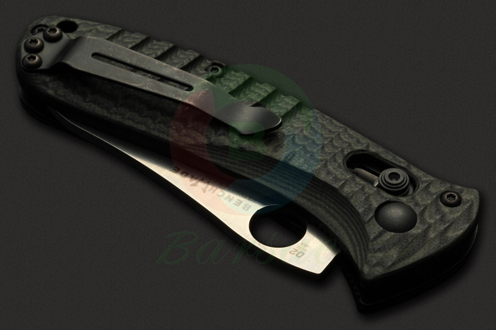 刀柄的外侧使用黑绿双色纹路G-10材质贴片，柄使用机器加工工艺切出防滑槽