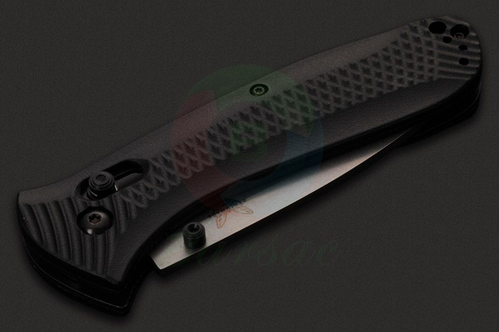 刀身以出色的优质级440C不锈钢为刃材，并施加蝴蝶专用的BT2黑色防锈涂层，完美消除反光且强化了刀身的耐磨损性能