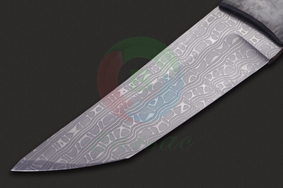 STRIDER挺进者Duane Dwyer在制作的日式Tanto刀，这是一种常见的拥有单刃或双刃的日本短刀或匕首，其长度介于15至30厘米之间