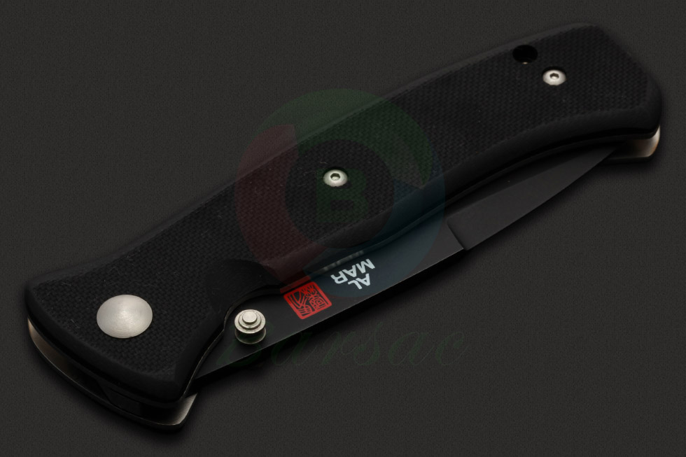 黑色不锈钢制作的刀夹位于刀柄末端，可以让刀具处于更安全的位置