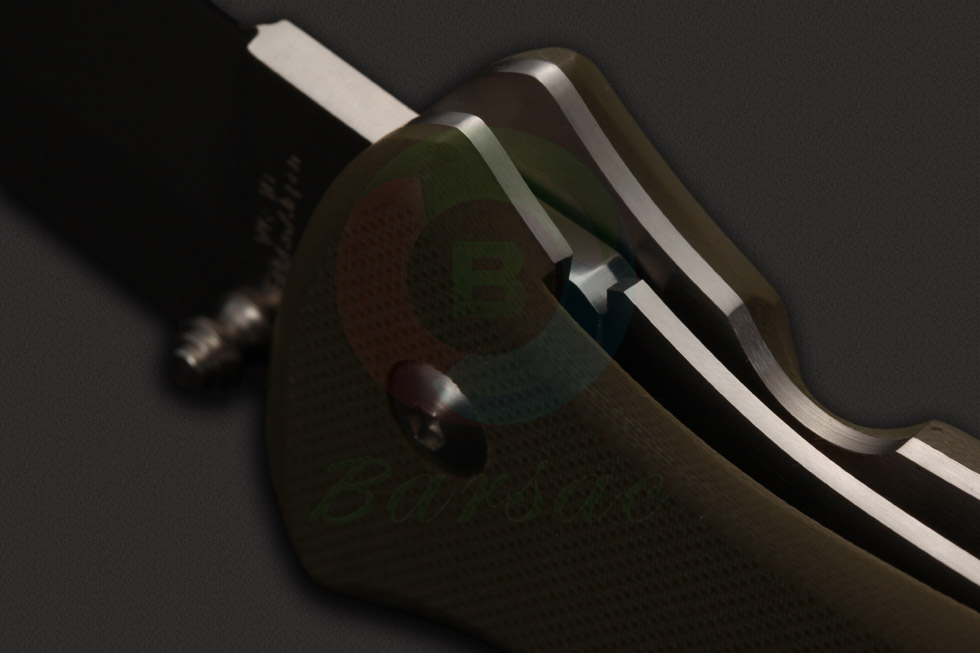 拥有精心完成的VG-10不锈钢刀片，锋利的切割刃部和刀背上的假刃让刀具拥有出色的切削和穿刺能力