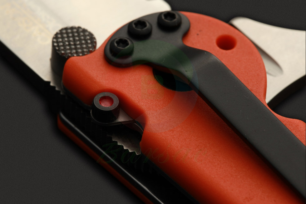 刀柄内衬使用420J2不锈钢锻造，并配备CRKT的AutoLAWKS的安全保险机制，这种机械驱动为刀具提供了二次锁定机制，让刀具在打开时拥有固定刀片的性能
