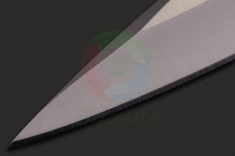 库德曼的286-L格斗刀延续了284型号的设计刀型，尺寸更加易于掌控，便于携带。拥有无可比拟的强大指向性，直背型的刀身设计让您可以轻松掌握刀具的刺划角度和方向