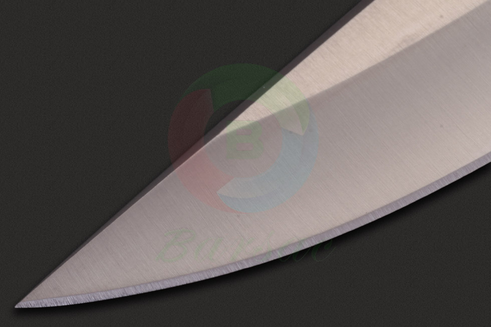 库德曼的这款邦戈（Bongo)猎刀采用优质级钼钒钢制作，这种高碳不锈钢具备出色的淬透性、硬度以及耐磨性，制造的刃具能长久保持刀刃的锋利度