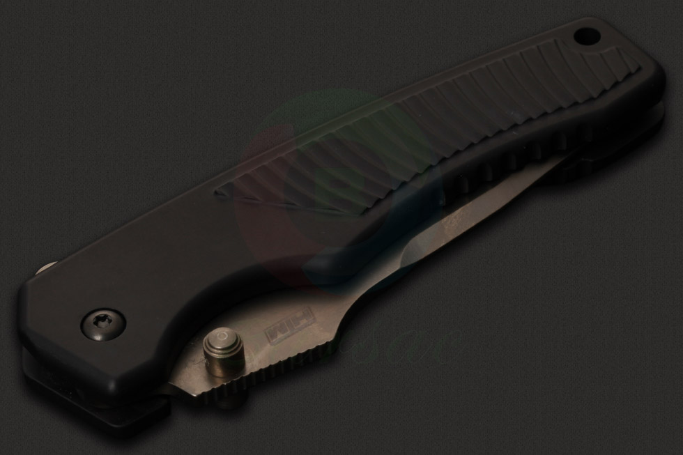 刀刃采用CPM S35VN钢进行锻造，拥有出色的切削性能