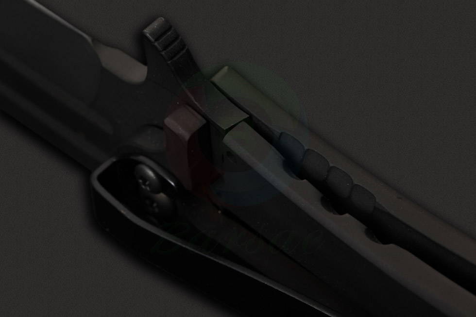 采用CPMS30V不锈钢锻造出带假刃的刺刀风格刀身,并采用能去除眩光效果的黑色DLC涂层，这种钻石涂层可以防锈，更能防止刀身被划伤