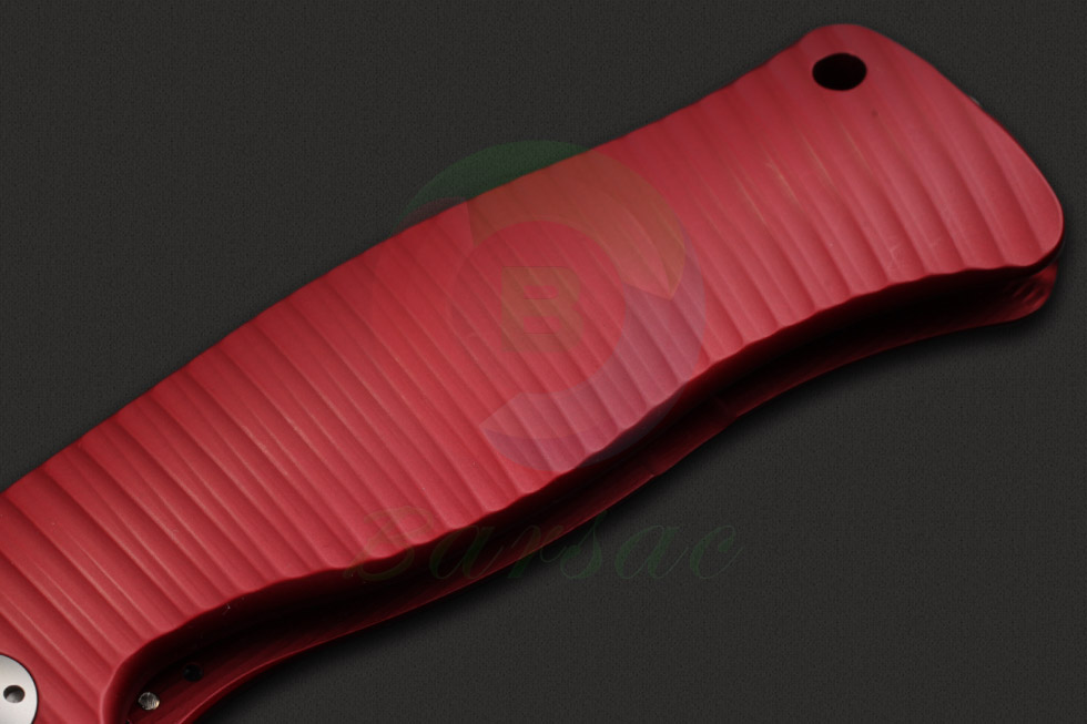 钢狮刀具不断推出全新的设计，并在技术和质量上的取得进步。其SR-1型号是首款拥有完全钛金属结构手柄的刀具