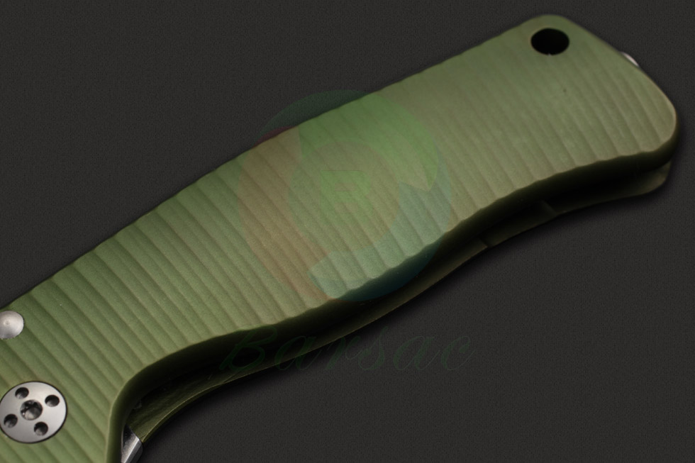 钢狮刀具不断推出全新的设计，并在技术和质量上的取得进步。其SR-1型号是首款拥有完全钛金属结构手柄的刀具