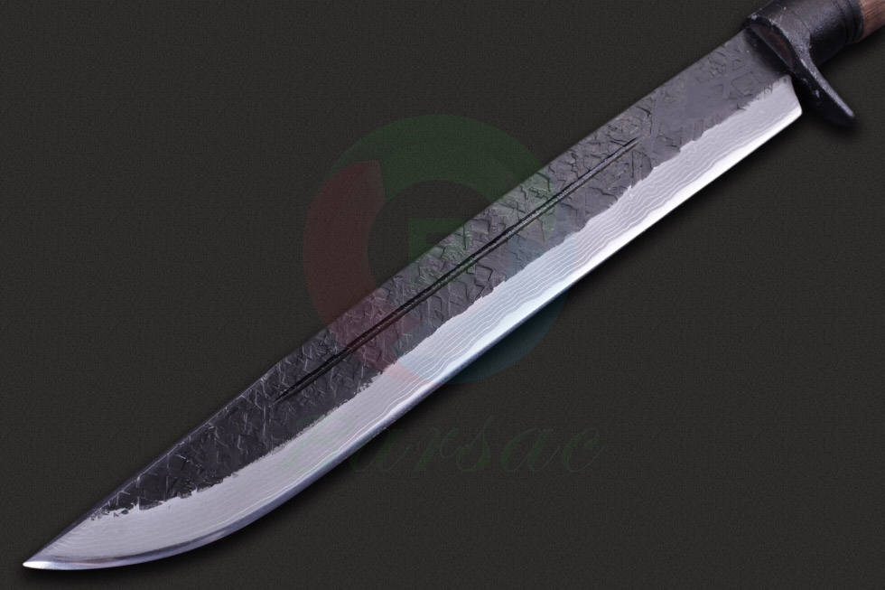 关兼常生于1925年，继承镰仓时代的传统锻刀技术而成为当代刀具大师