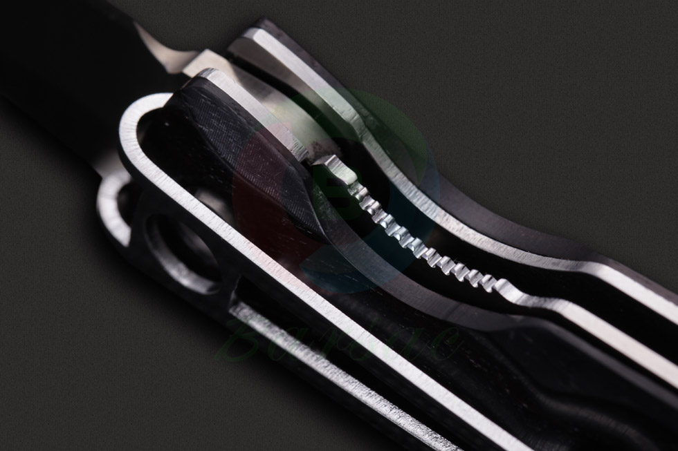 MCUSTA传世家徽这款MC-13刀身采用VG-10不锈钢锻造，刃部尖细修长。凹磨刀刃部分提供了日式刀具代表性的出色切削能力，而针尖式刀头部分和刀背假刃设计则让刀具的穿刺能力同样非常卓越