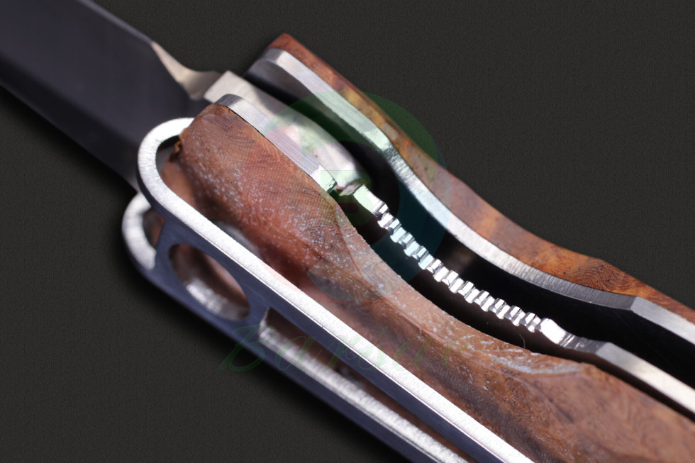 MCUSTA传世家徽这款MC-14刀身采用VG-10不锈钢锻造，刃部尖细修长。凹磨刀刃部分提供了日式刀具代表性的出色切削能力，而针尖式刀头部分和刀背假刃设计则让刀具的穿刺能力同样非常卓越