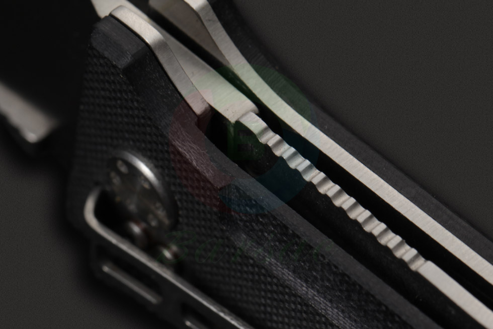 刀身采用S30V不锈钢锻造，刀身宽厚坚实非常可靠。较短的楔形刀身(Besh Wedge)刀身设计拥有强大的切割与穿刺能力，以及可靠的耐久性