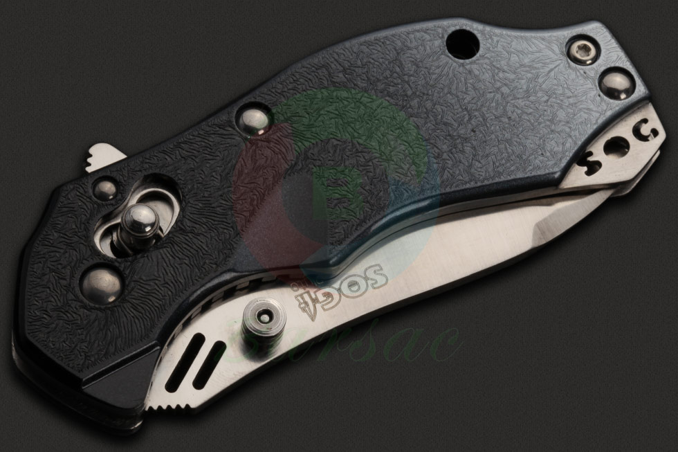刀身采用VG-10 钢材刀刃，能应对所有切割需求；专利 Arc-Lock 锁定结构，稳定容易使用