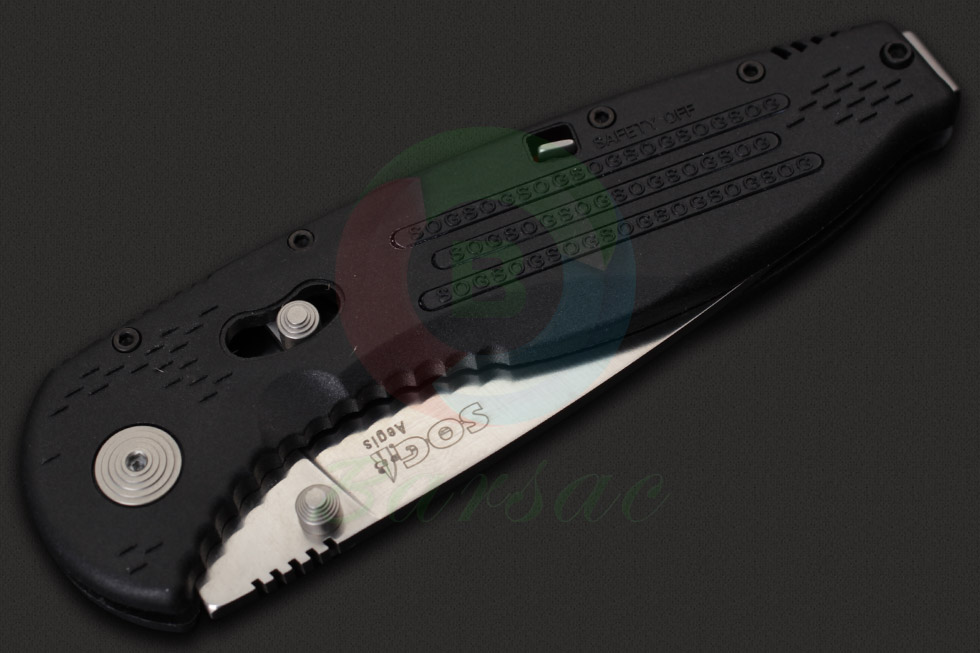 这款战术折刀刀身以顶级不锈钢AUS-8为刃材，防锈性佳、刀锋保持性强，以精细的平磨开刃方式将刃部打磨得非常锋利，在切削时性能更加出色