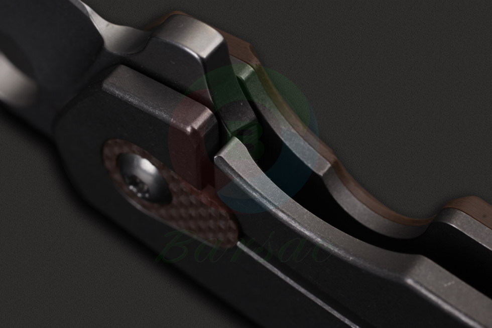 刀背末端的滚花刻槽能有效强化使用者对切割角度和方向的控制力，经典的圆形开刀洞辅助刀身的开合