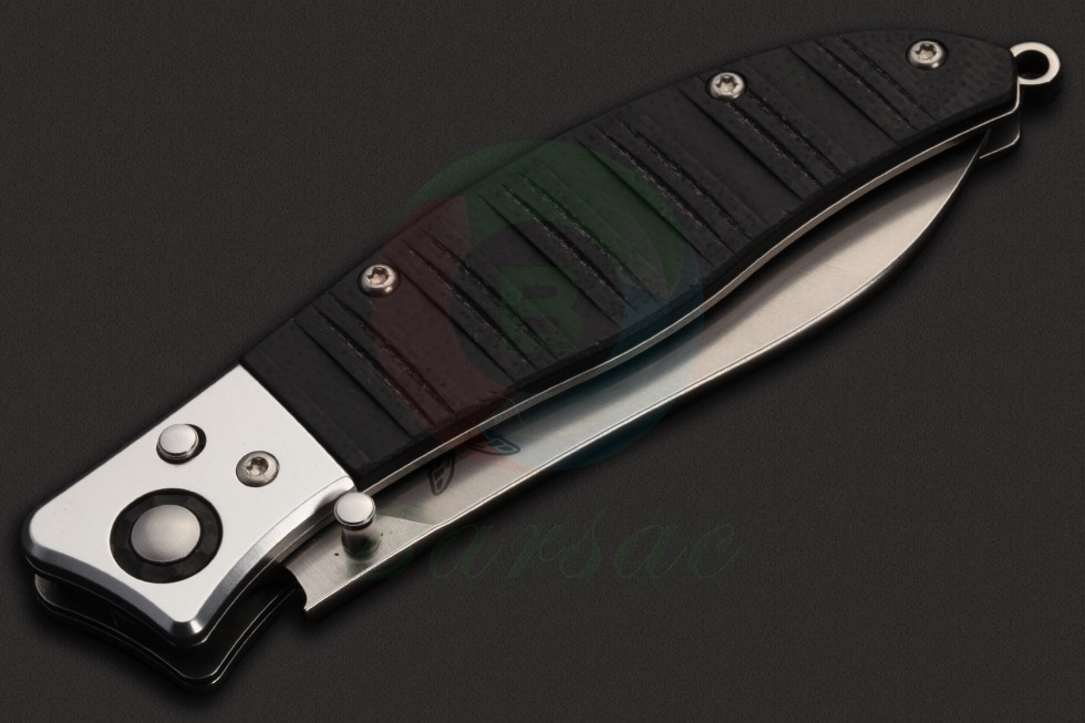 蝴蝶这款折刀刀身采用顶级S30V不锈钢的凹磨刀刃，有白镴(Pewter)色表面的研磨处理，质感内敛，刀背有圆滑处理