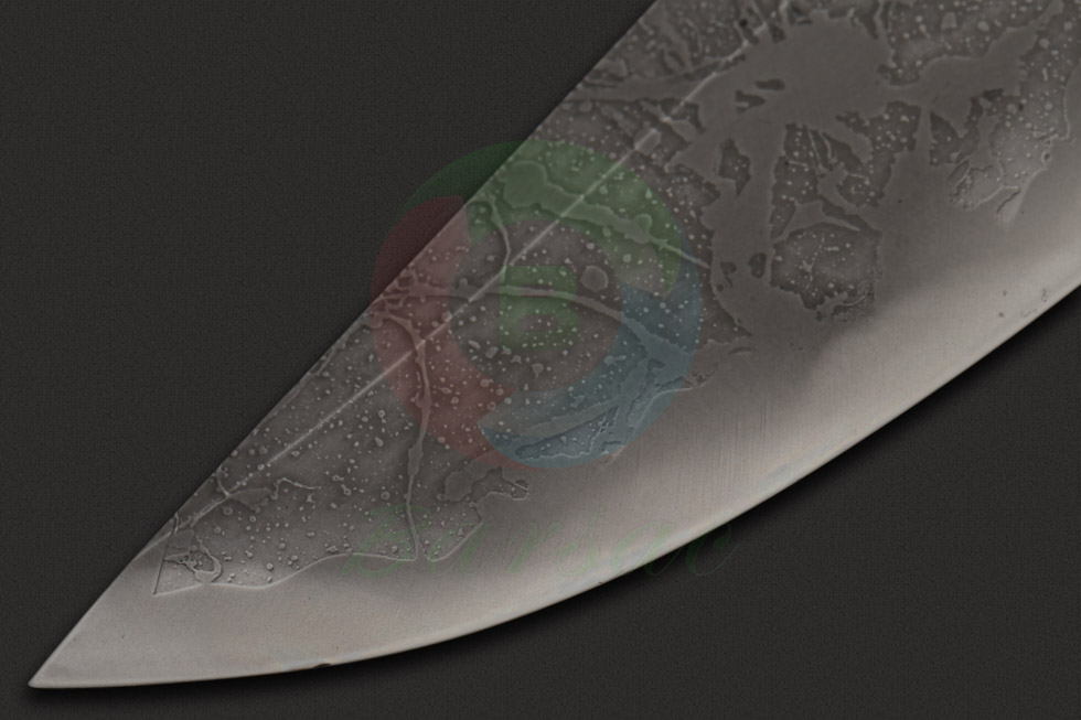 松田菊男大师这款战术刀刀身使用日本武生特殊钢公司研制开发的改良型粉末高速不锈钢工具钢——SPG2锻造，钢材的出色性能和菊男出色的打磨相映成辉