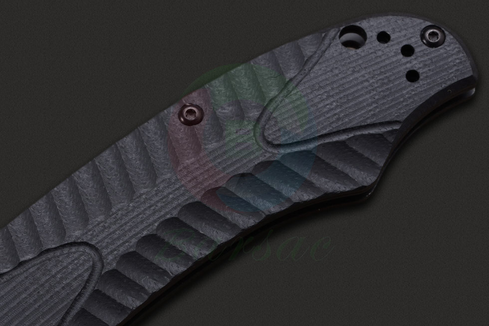 蝴蝶公司的这款粗壮结实的战术折刀采用154CM不锈钢制成的刀身，表面带黑色涂层，令其拥有卓越的刃部保持性和抗锈蚀性能