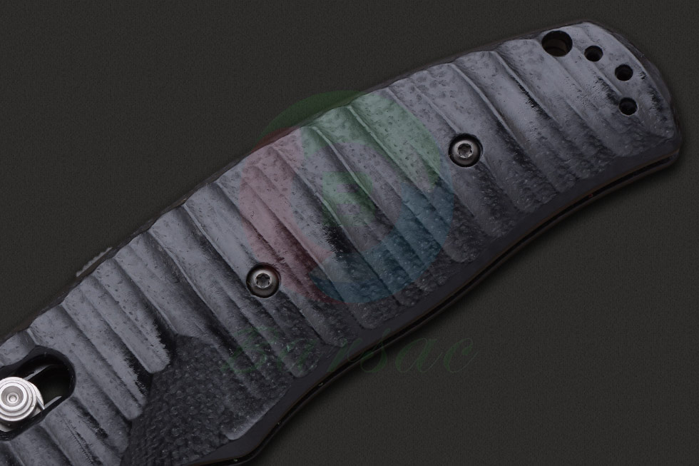 蝴蝶公司的这款刀身采用S30V刚制成，具有很好的强度和硬度，弯曲的刃部配合倾斜的刀背，形成了水滴刀头，使其具有出色的穿刺和击啄表现