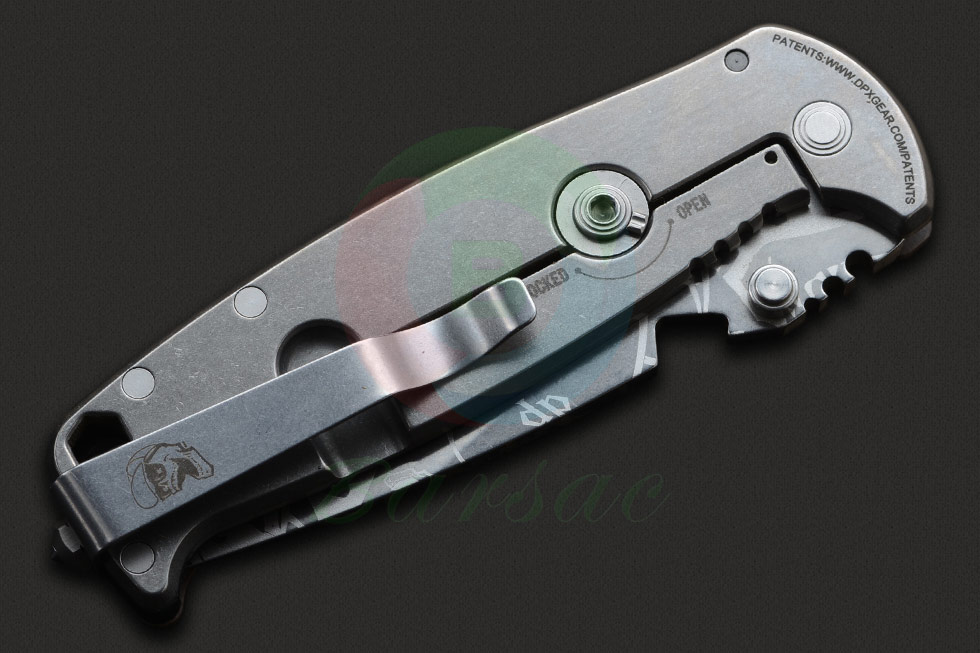 美国DPX装备这款折刀柄部两侧分别使用织纹状卡其色带3D雕刻的G-10材质和哑光处理的钛材质作为刀柄两侧材质