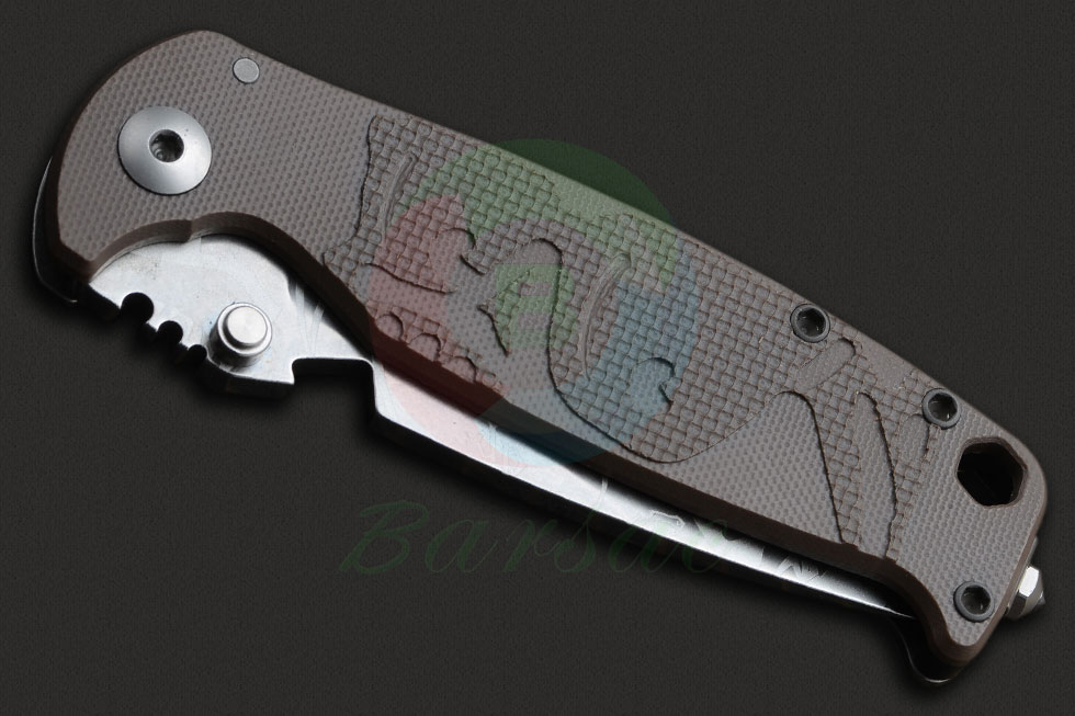 DPX装备这款刀具钛材质一侧采用一体式锁定结构，并结合了钢狮标志性的RotoBlock旋钮锁定，简单的操作便能让刀具在折/直间进行切换