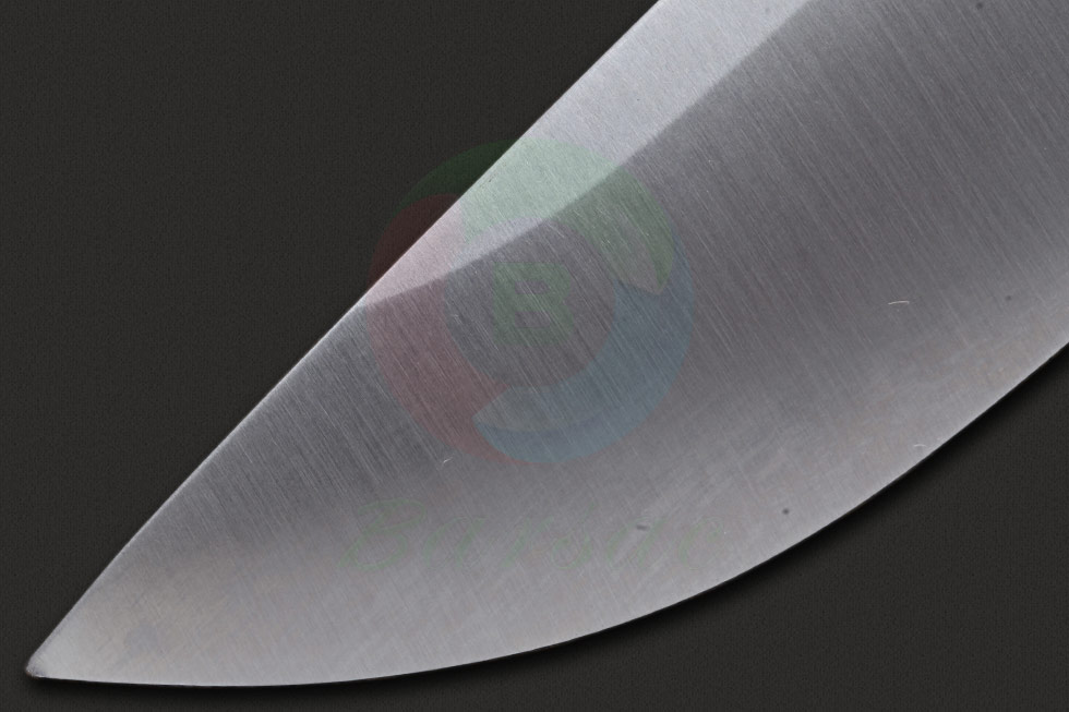 Bark River巴克河这款猎刀使用切削性能更佳的水滴头刃型。刃部以精细地极幼开锋手法进行打磨，锋利的刀刃拥有出色的切割力