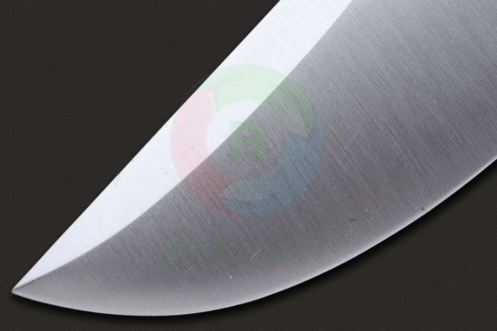Bark River巴克河这款猎刀使用博伊式刃头设计，水滴式刃部提供出色的切割能力，刀背前端的假刃设计和真剑刀头则使得作品在穿刺动作时显得非常出色