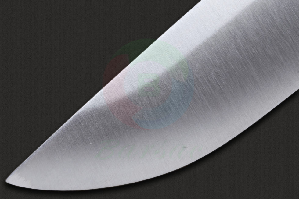 Bark River巴克河这款猎刀使用切削性能更佳的水滴头刃型。刃部以精细地极幼开锋手法进行打磨，锋利的刀刃拥有出色的切割力