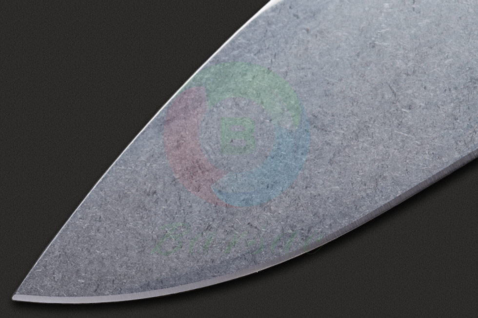 STRIDER挺进者这款折刀刀身表面施以哑光虎斑纹防锈涂层，完美消除刀身反光并进一步提高了抗刮擦能力，符合了战术刀具的设计需求