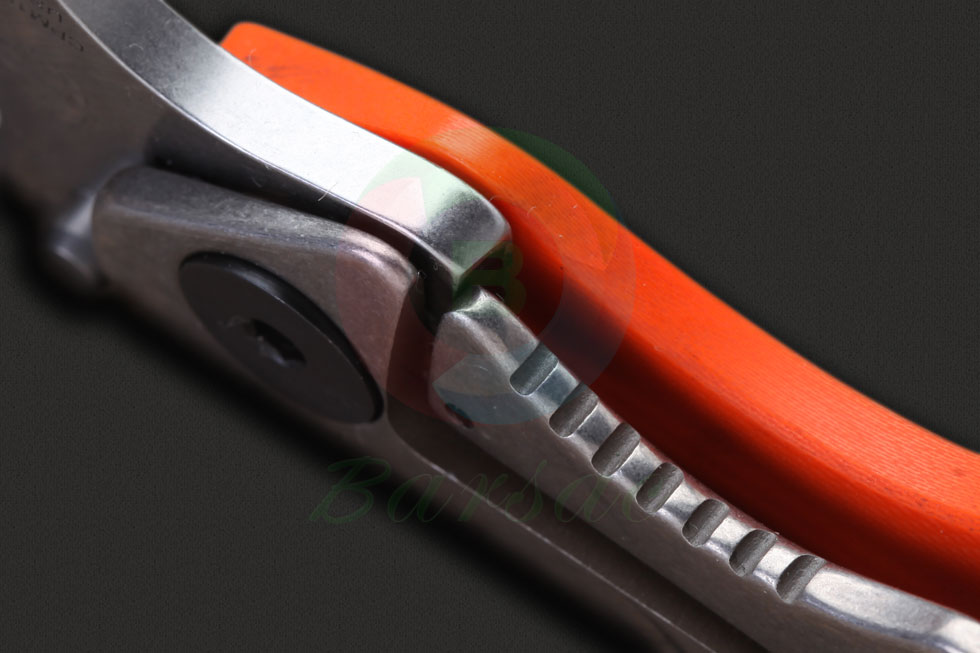 橘色抛光面的G-10和钛合金双材质组合式手柄兼备强度和轻量等特点，钛质框同样采用石洗表面