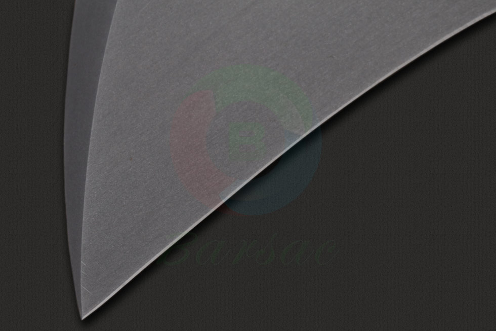 根本朋之Nemoto通常使用D2钢做的刀刃外加层状酚塑料或者G10钢做的刀柄这样的组合。这种只有单调的灰色和黑色的刀具，通过新鲜的外形设计确立了独立的风格