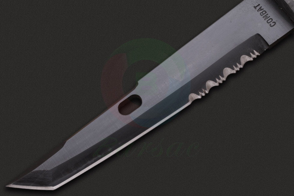 ONTARIO安大略这把军刺刀身由1095钢制成，具有不错的硬度和强度，黑色涂层很好的增加了刀具的耐腐蚀性，保护刀具避免过早氧化
