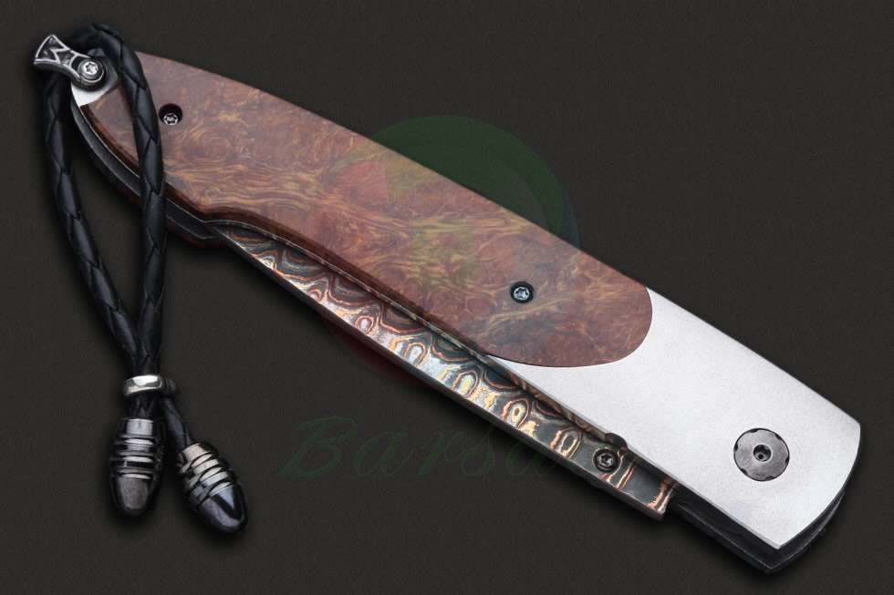 这款大马士革钢折刀作品的刀隔和内衬版采用的是航空级钛合金材质制作，质地轻盈又极富弹力，很好的保障了刀具的安全性和手感