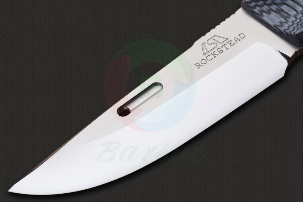这款战斗刀是ROCKSTEAD花田洋刀具在2015年美国ShotShow刀展上的藏品，刀身使用3ZDP夹钢锻造，刀身中部钢材为ZDP189钢，两侧为VG10，使得刀身硬度可达到67 HRC左右