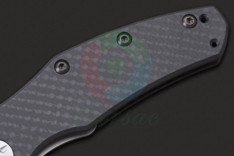 美国零误差这款战术格斗折刀是ZT公司推出的限量版碳纤维手柄助力快开折刀，与这款拥有相同风格和表现的小款，精简版的ZT 0777在前几届的亚特兰大刀展上获得了最佳刀具奖项